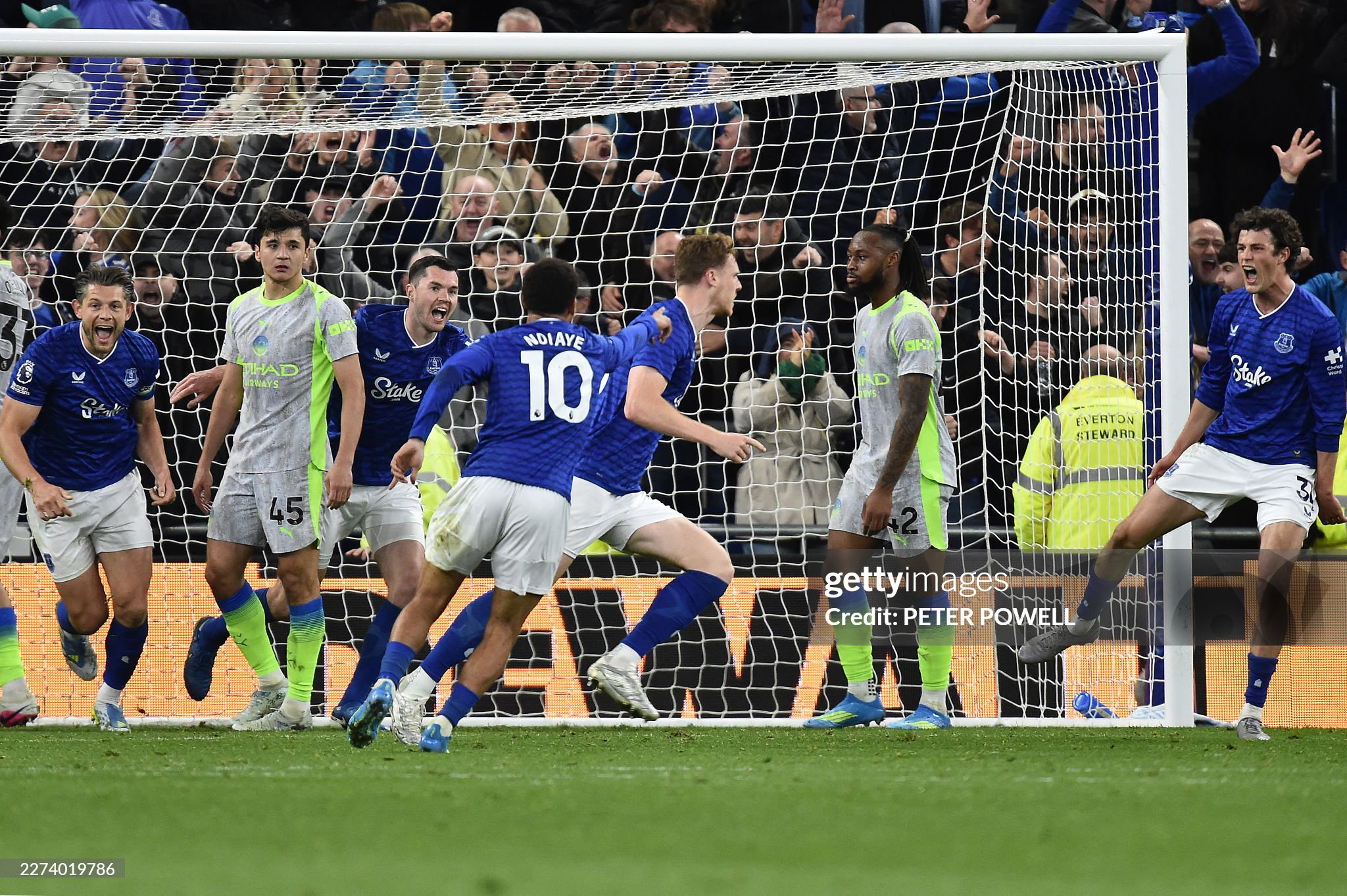 APL. "Manchester City" safarda "Everton"ga yutqazib, chempionlik imkoniyatlarini kamaytiradi