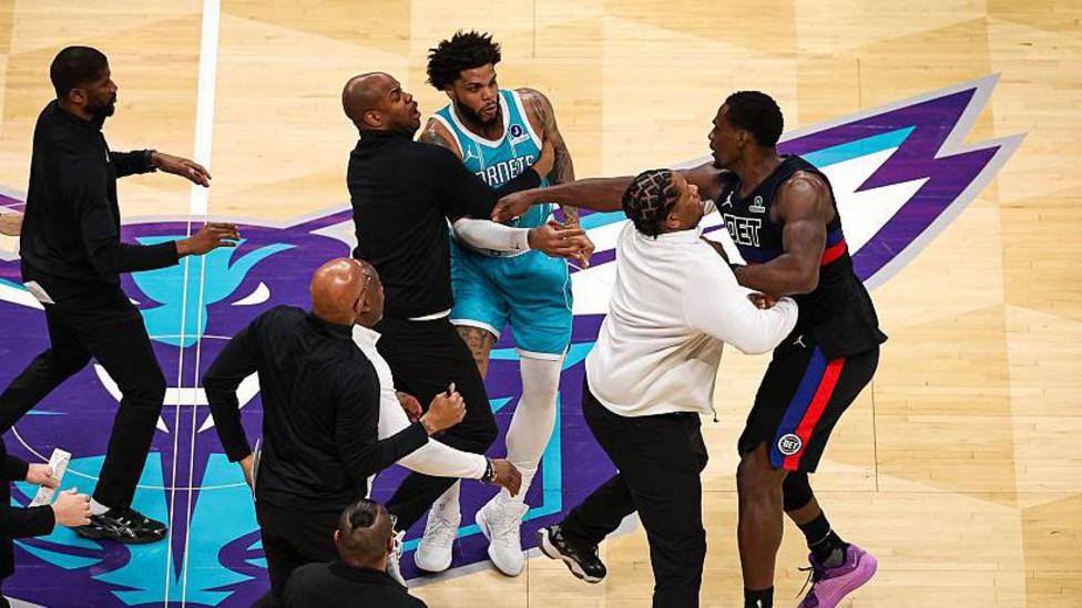 NBA maydonida misli ko'rilmagan g'alayon: To'rt o'yinchi va murabbiy chetlatildi!