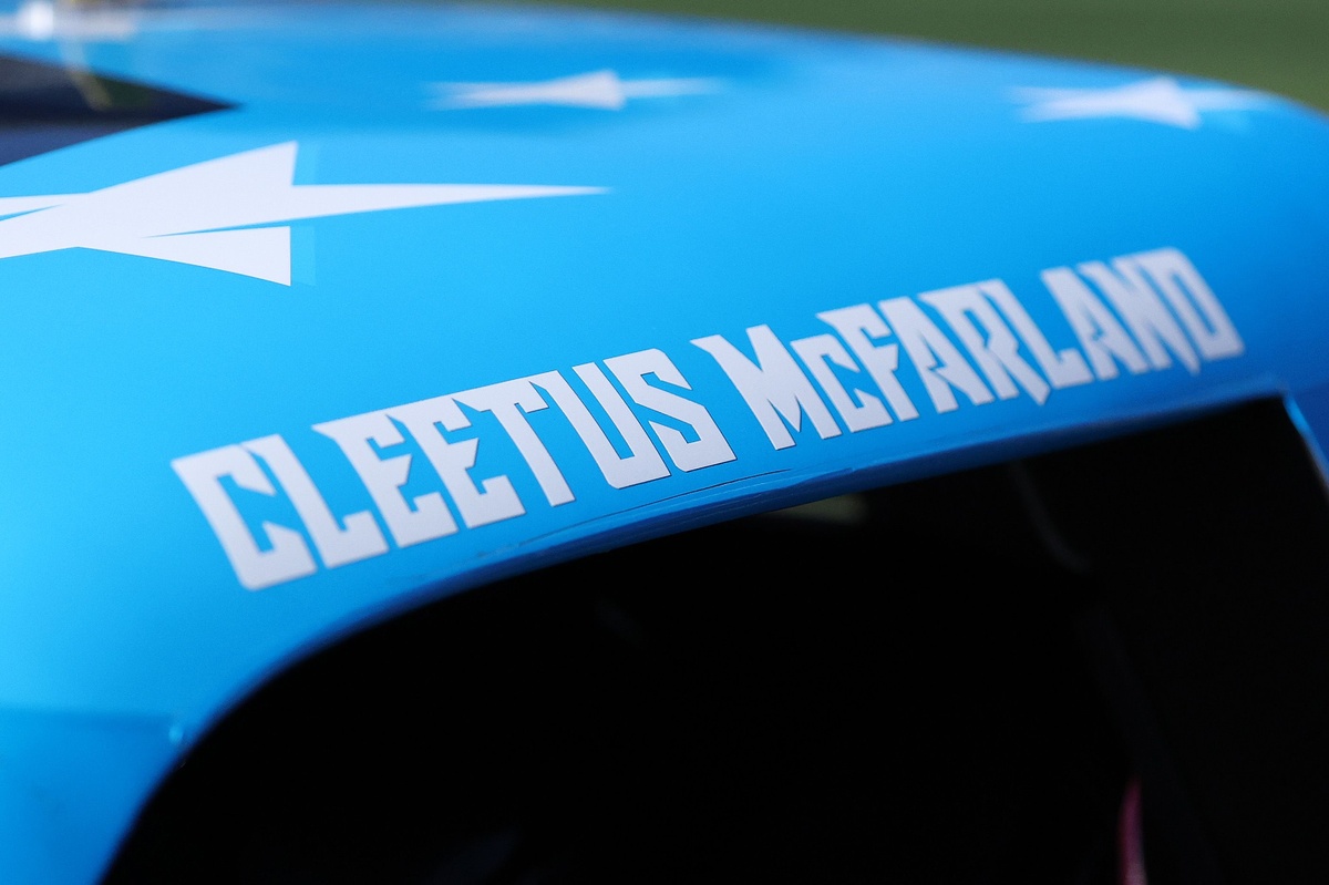 Cleetus McFarlandning NASCAR Truck Seriesdagi debyuti halokat bilan tugadi