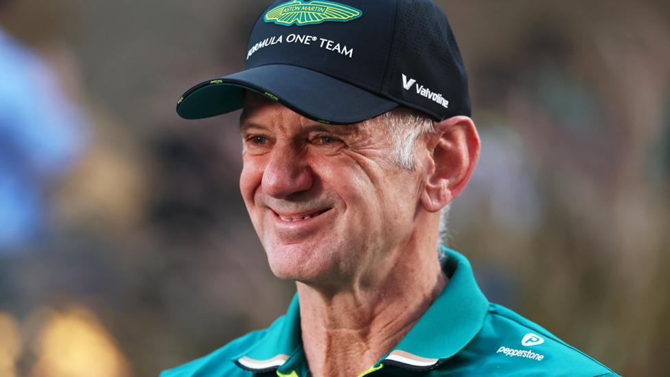 Aston Martinning yangi mashinasi haqida Adrian Newey: "Yangi qoidalarga boshqacha yechim"