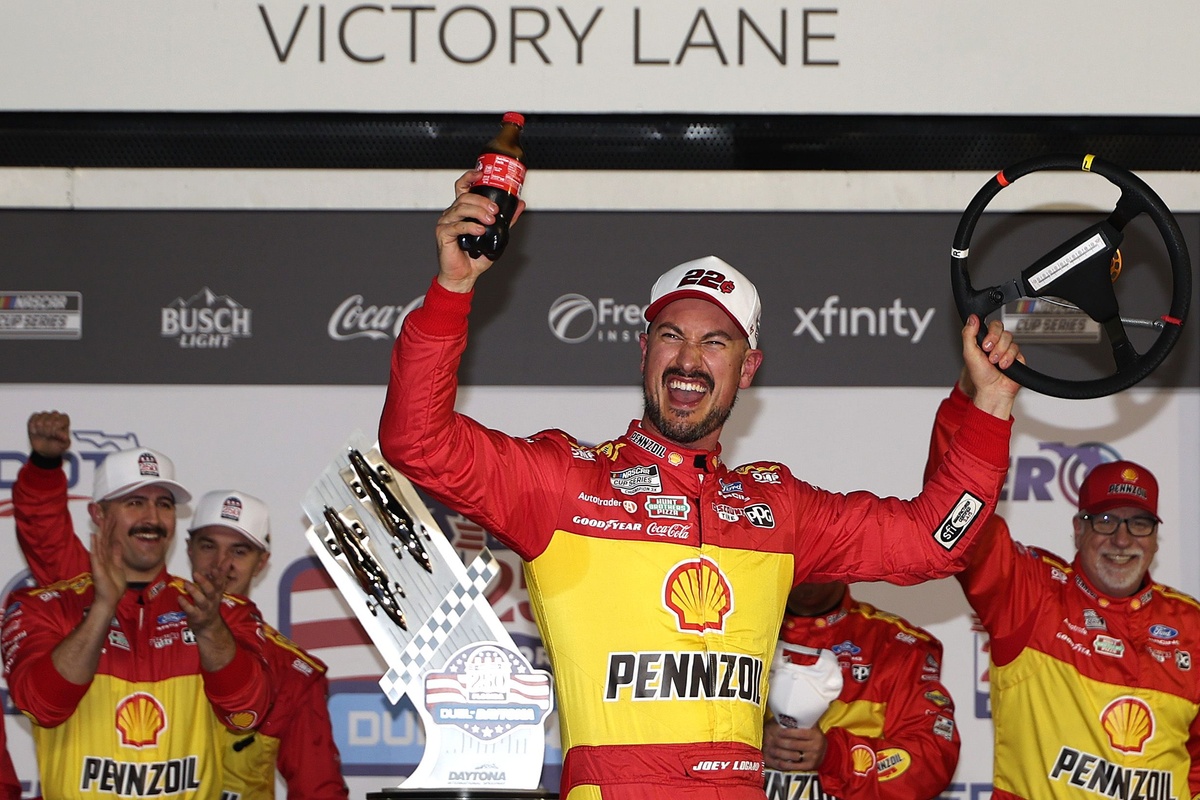 Joey Logano Duel #1 g'alabasini qo'lga kiritdi, Mears to'liq gaz bilan halokatga uchradi