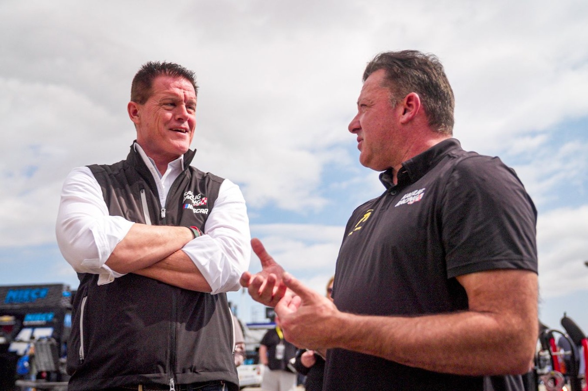 Toni Styuart NASCARga qaytdi