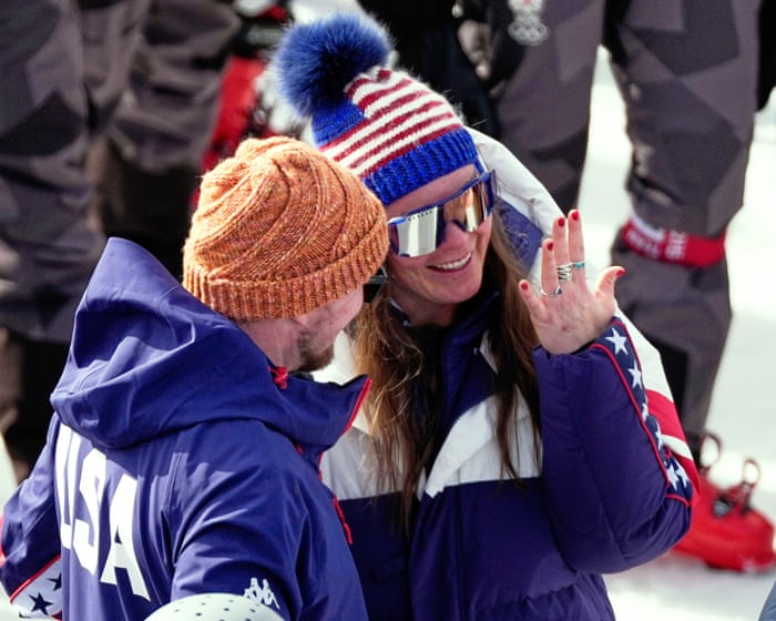 Olimpiya chempioni Breezy Johnson super-G musobaqasida quladi, keyin esa kelinlik taklifini oldi