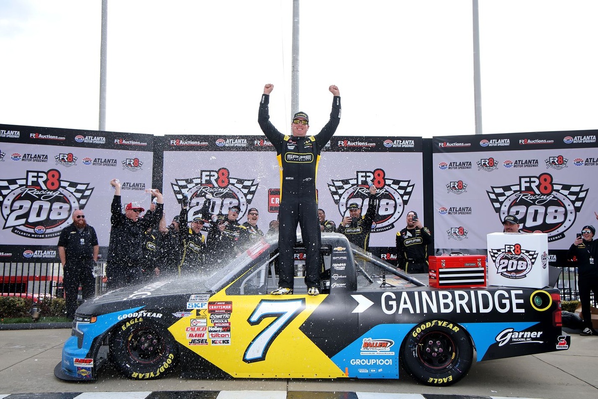 Kyle Busch 2026 yilda Spire jamoasi bilan maksimal ruxsat etilgan Truck poygalarida qatnashadi