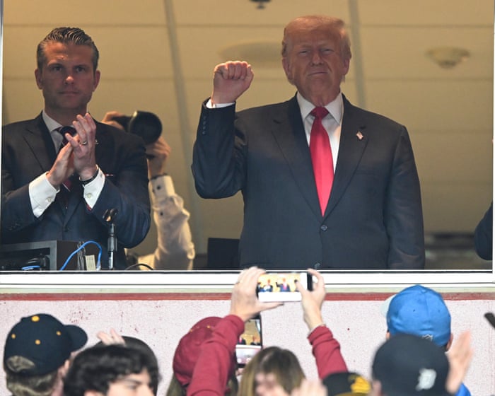 Tramp besh sobiq NFL futbolchisiga jazodan ozod etdi